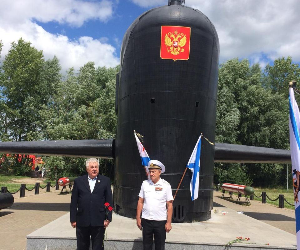 Памяти подводников.