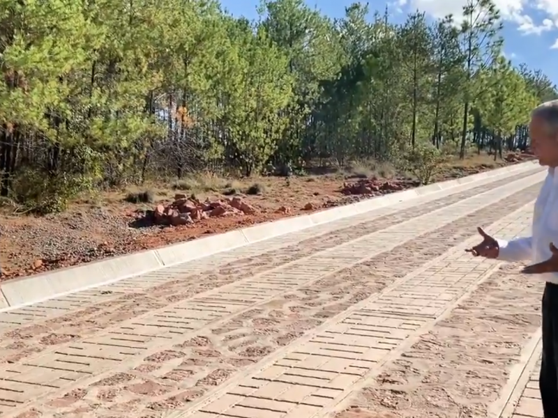 AMLO invita a Joe Biden a conocer los caminos hechos por pobladores en
