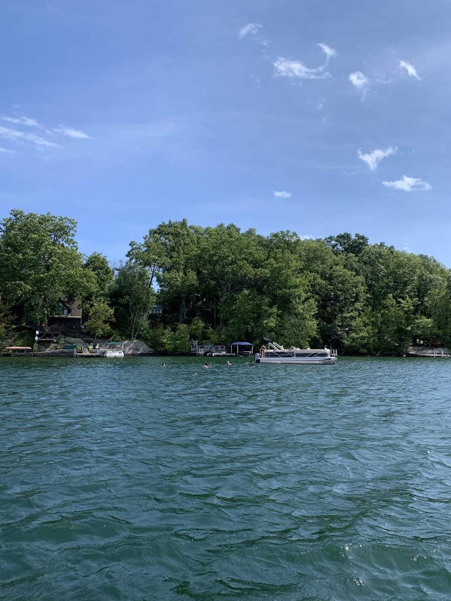 Candlewood Lake Vacation Beach, Boat and Hotels Suburbs 101