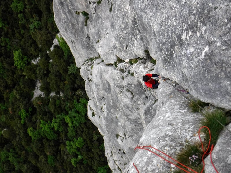 Nettoyage et entretien des voies d'escalade à la Sainte Baume