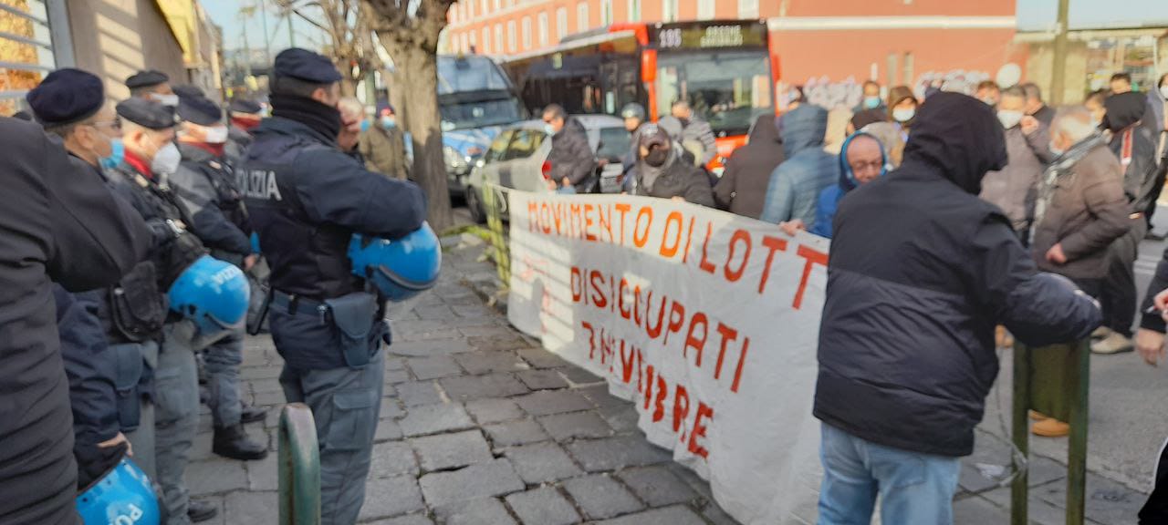 Napoli, Asia Di Nuovo Nel Mirino Per Le Assunzioni “Interinali”: Protestano I Disoccupati – Sud Reporter 576_x_1280_jpg