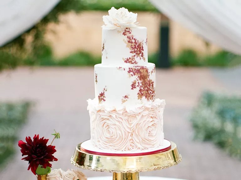 How much wedding cake do I need for 150 guests?