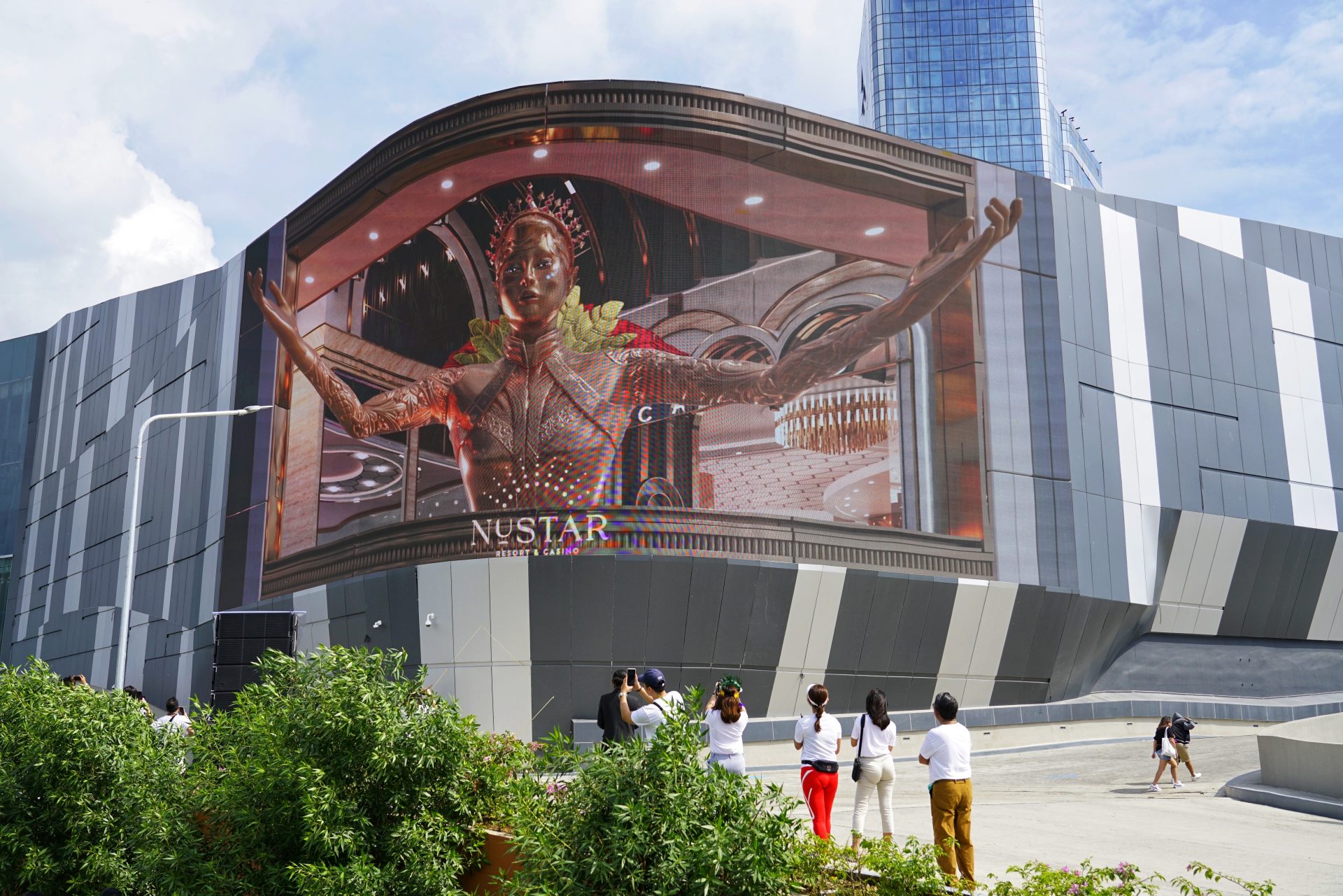 LOOK 3D LED Billboard in Cebu City is the Philippines’ only 'Jumbotron'