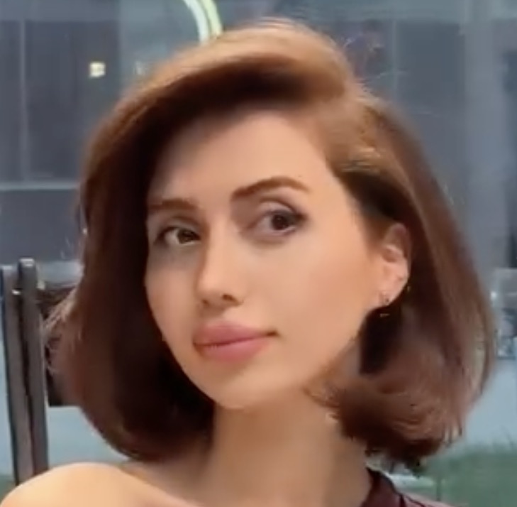 This Young Woman Cuts Her Long Hair Into A Short Bob And The Result(09)