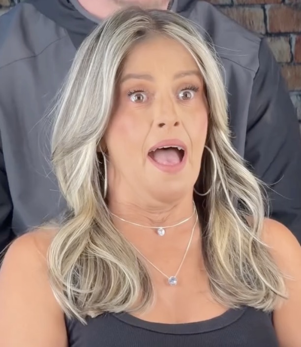 This MiddleAged Woman Gets a Full Hair Makeover and You Won’t Believe(07)