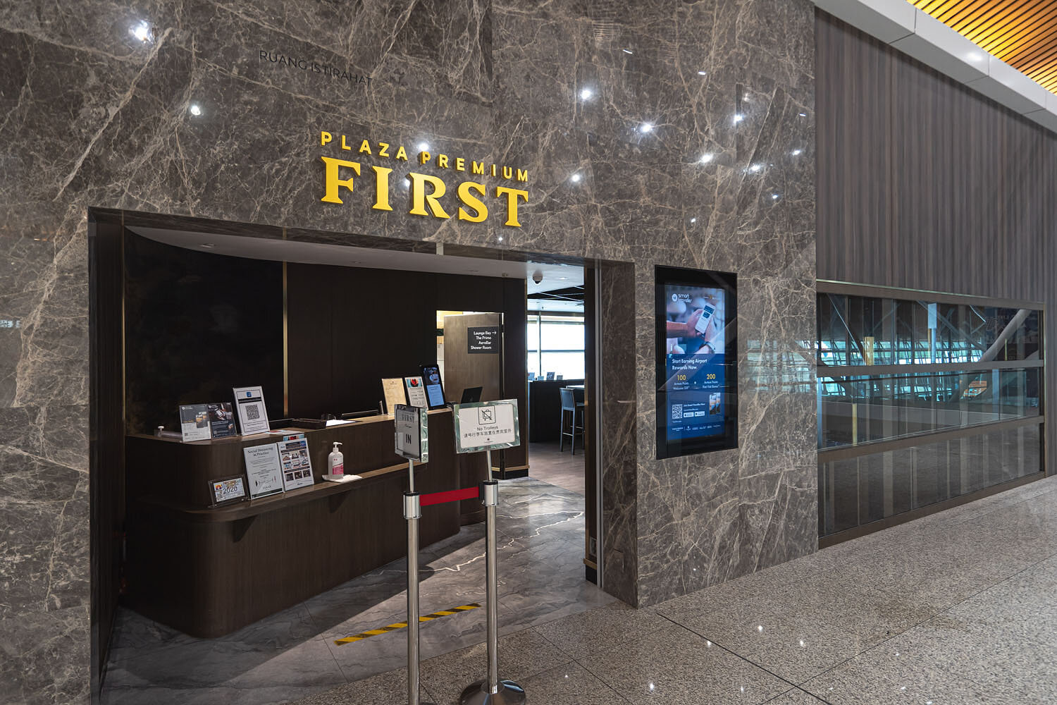 klia lounge credit card Jonathan Cornish