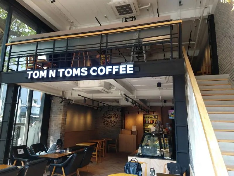 Tom n Toms Coffee คาเฟ่สัญชาติเกาหลี เปิด 24ชั่วโมง นั่งทำงานได้เพลินๆ