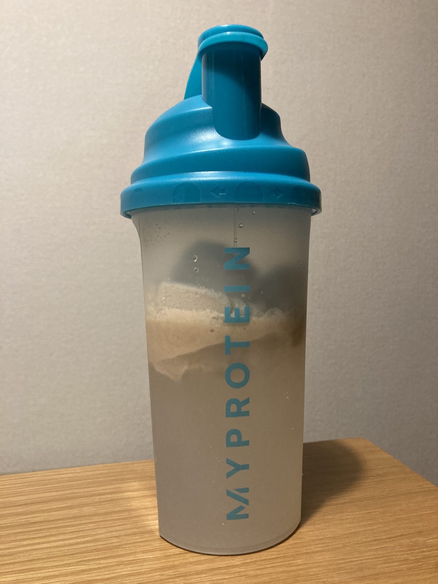 マイプロテイン製品レビュー。今回はプロテインを飲む時に必要なシェイカーについて。レギュラーじゃない方なので使ったことが無い人も多いハズ！使って