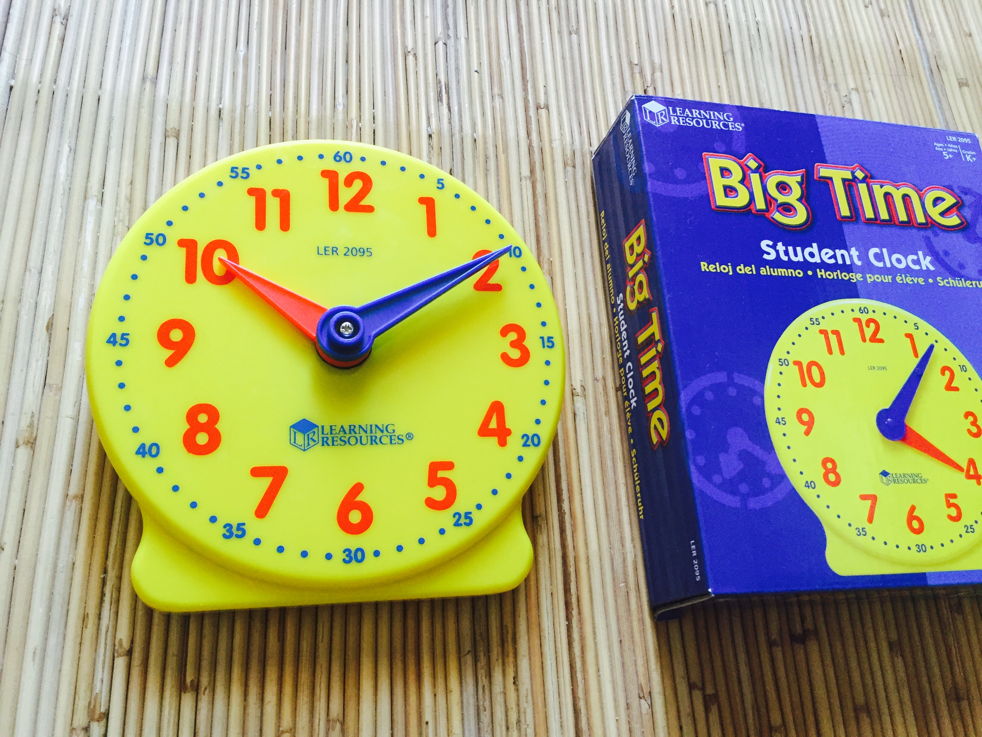 【2歳にはまだ早い！？】知育玩具「時計」と「あいうえお」を生活に取り入れて