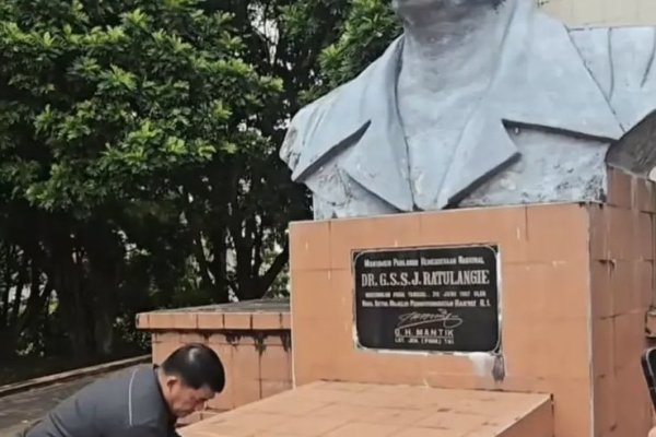 Gubernur Yulius Pimpin Ziarah ke Makam Mantan Gubernur Sam Ratulangi