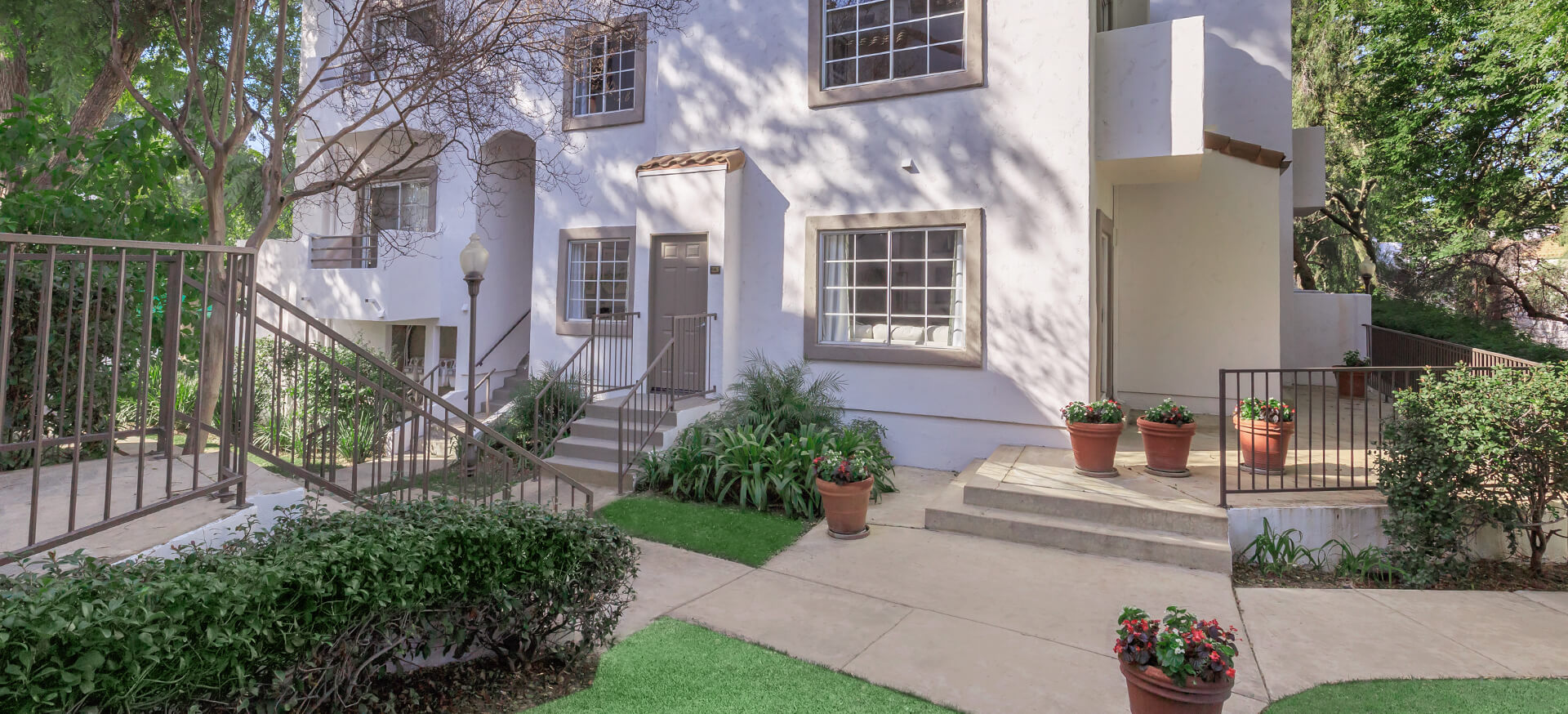 Summit at Warner Center Apartments in Woodland Hills, CA