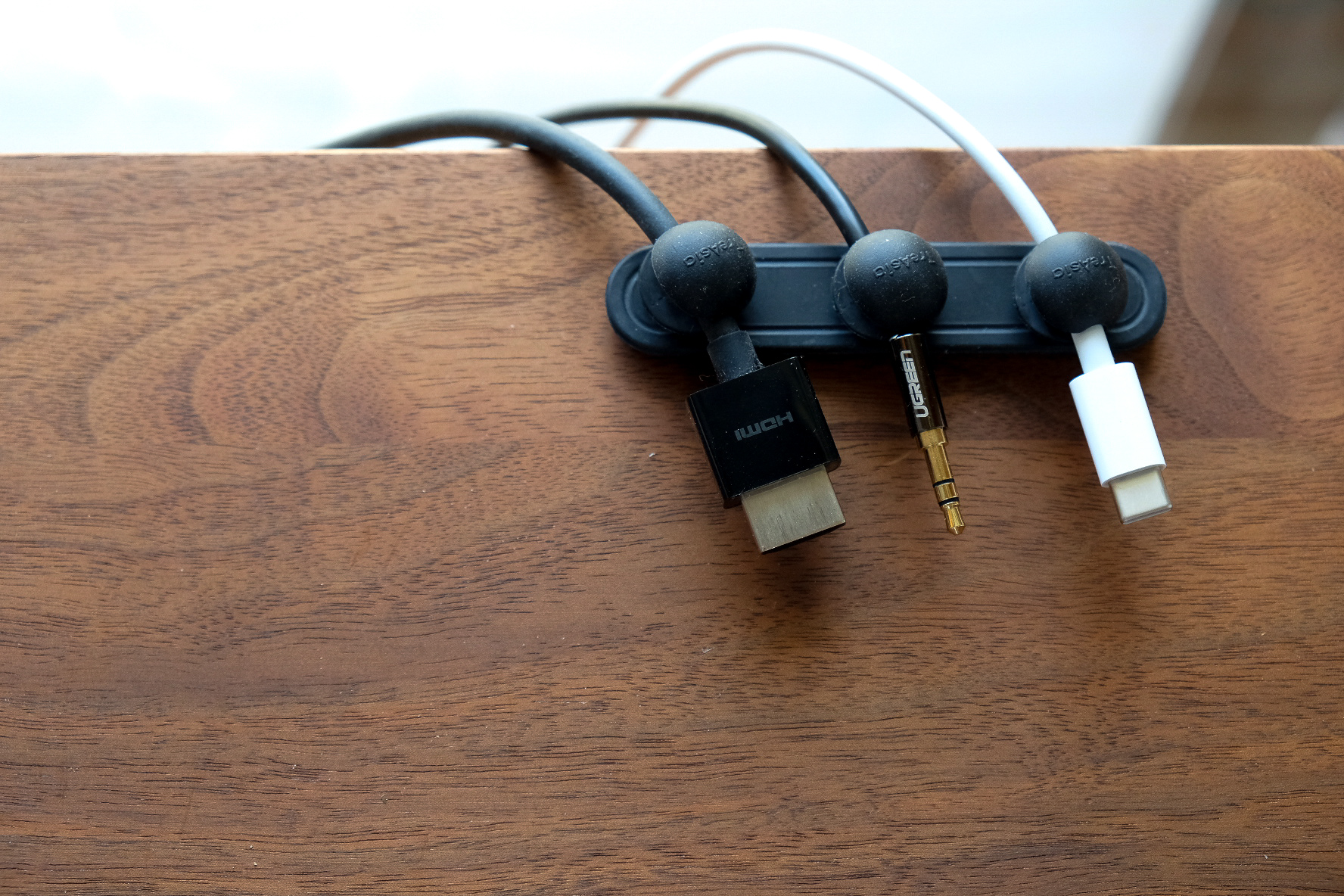 デスクのコード落ち対策に。台湾発『Lead Trend Cable Holder PLUS』【ミニマルなケーブルホルダー