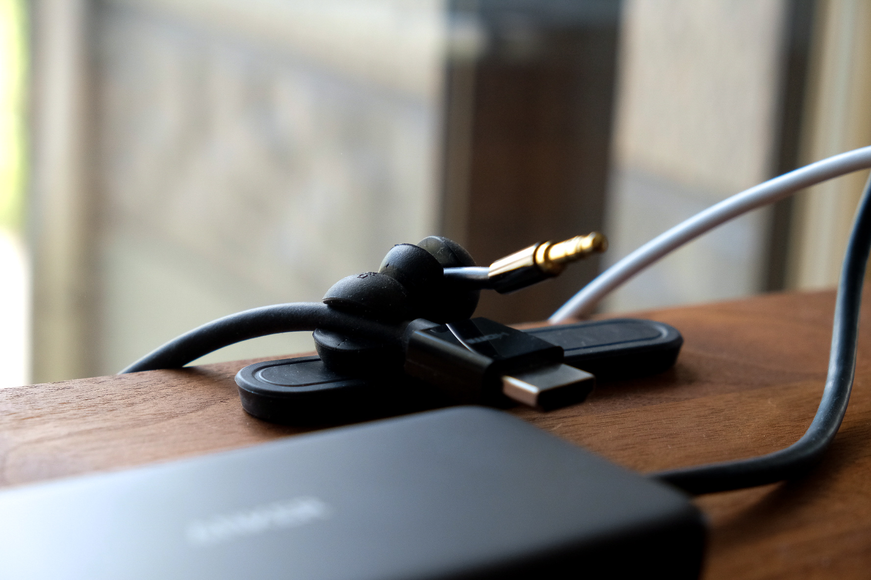 デスクのコード落ち対策に。台湾発『Lead Trend Cable Holder PLUS』【ミニマルなケーブルホルダー