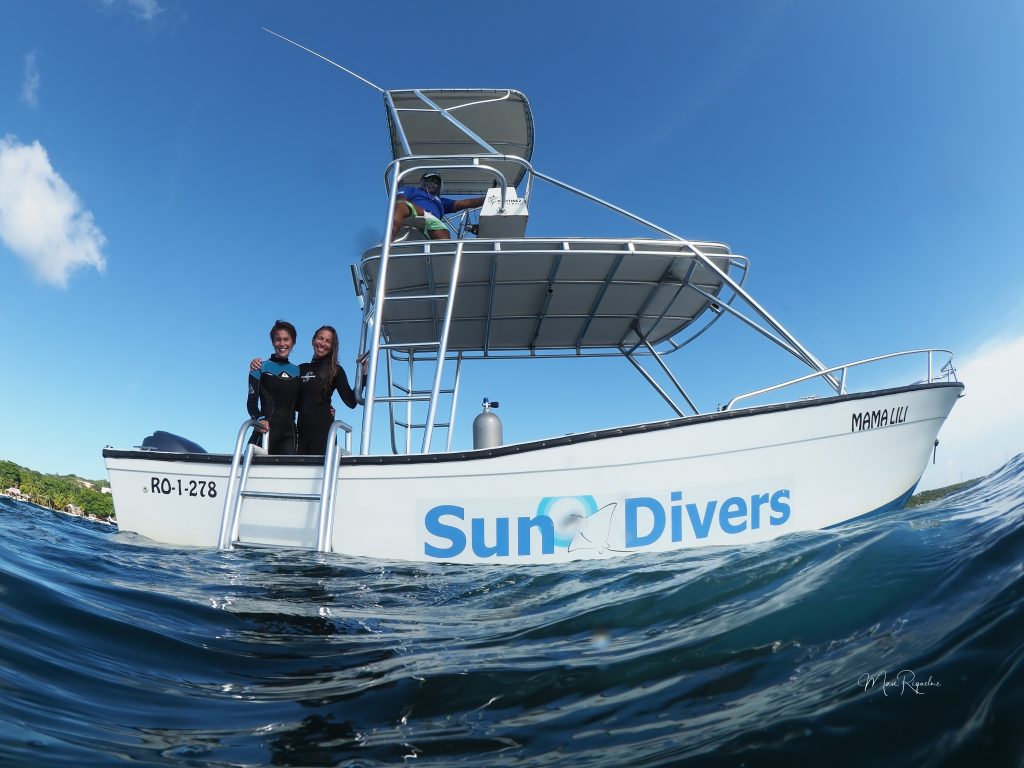 Custom Dive Boats Sun Divers Roatan