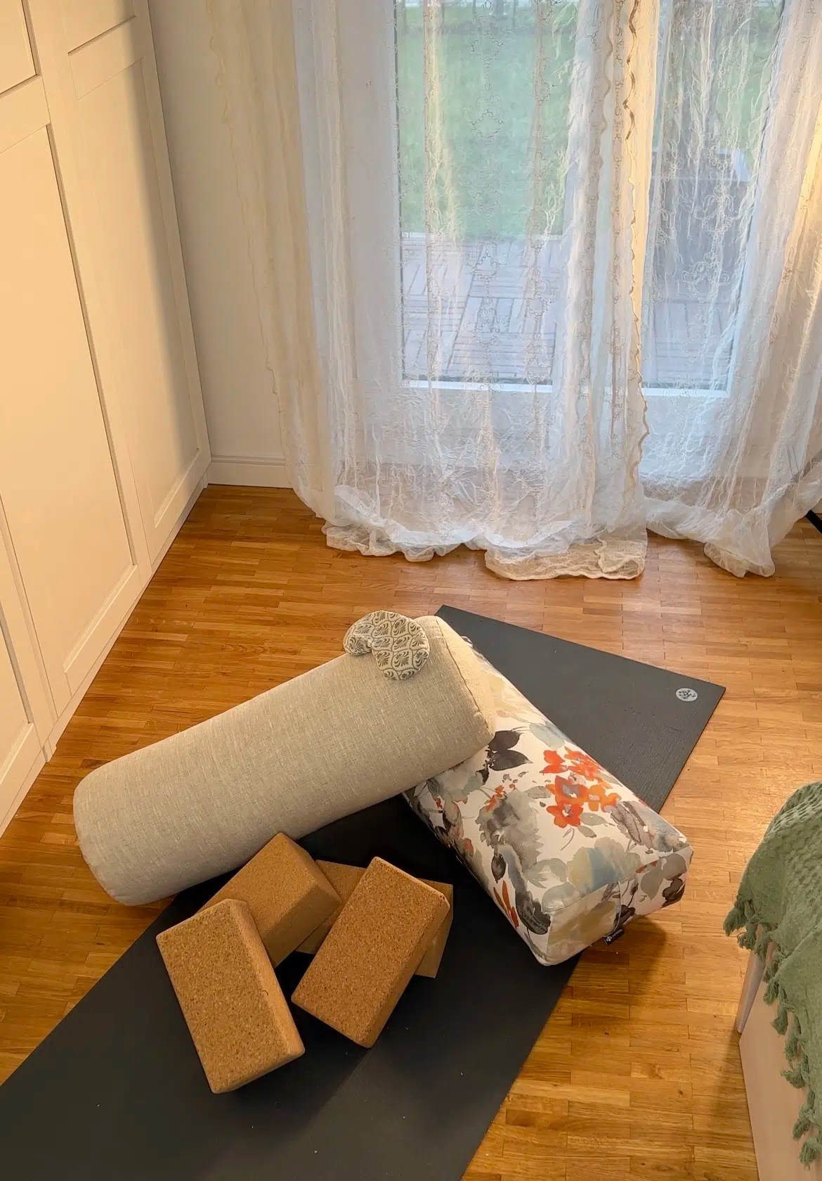 Yin Yoga vs. Restorative Yoga * Sunita Ehlers