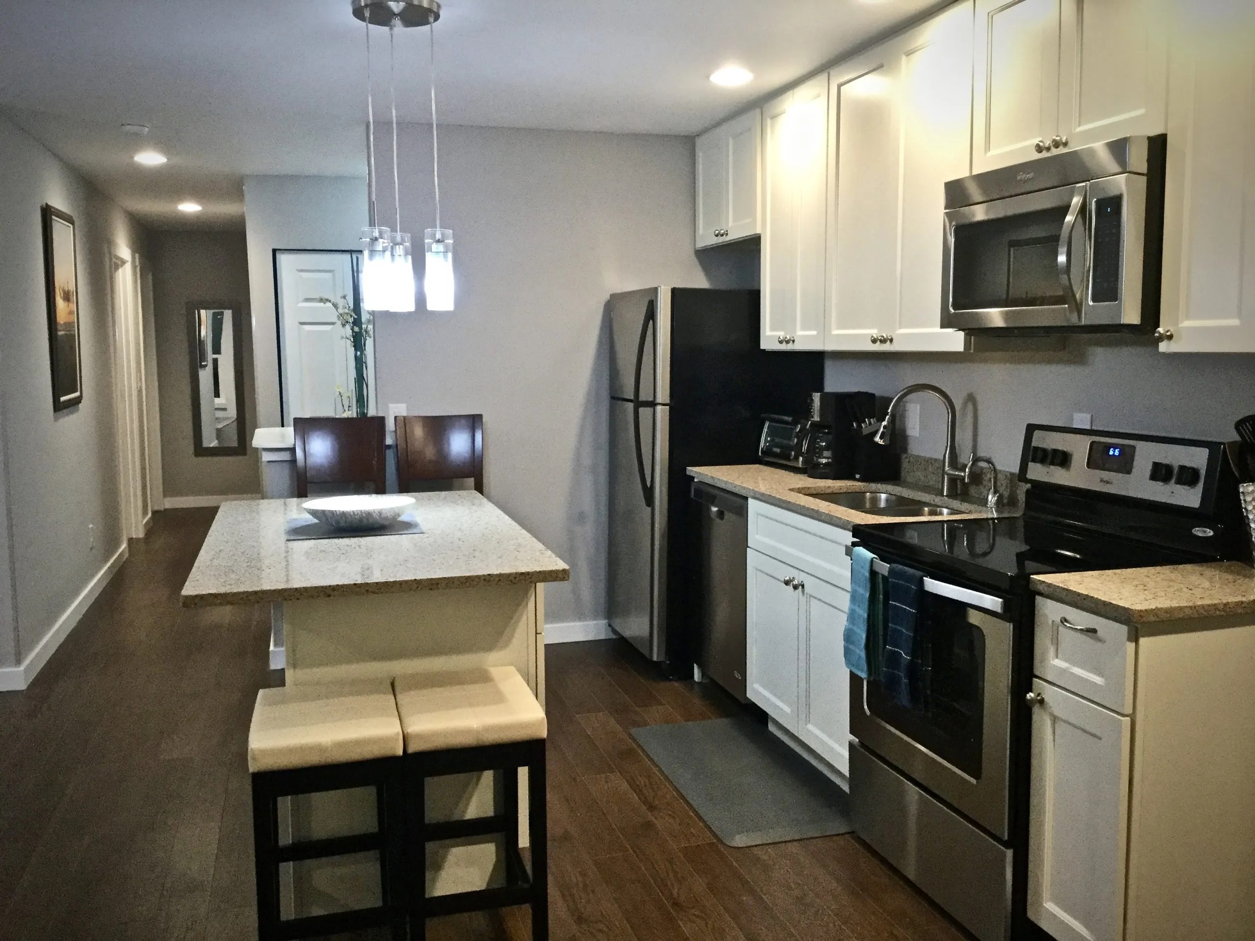 Stylish Sunrise Suites Highlander in Renton Valley with Lake