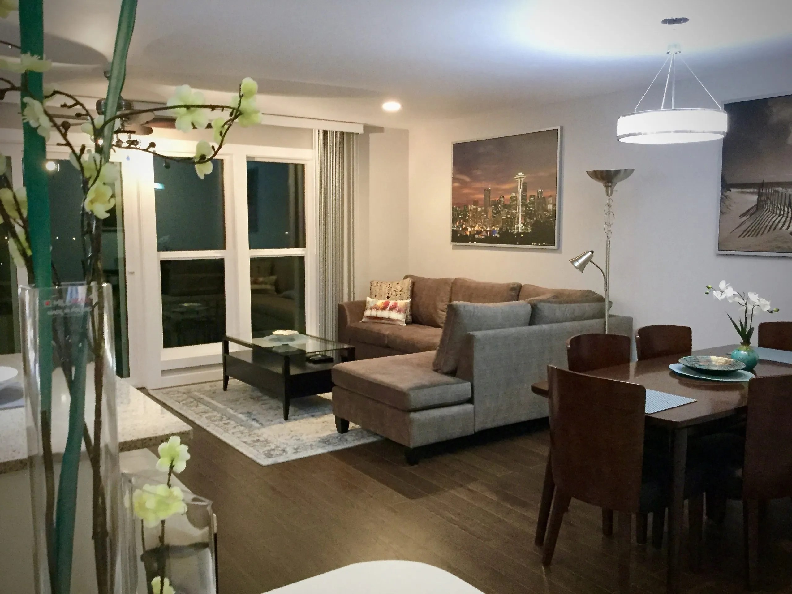 Stylish Sunrise Suites Highlander in Renton Valley with Lake