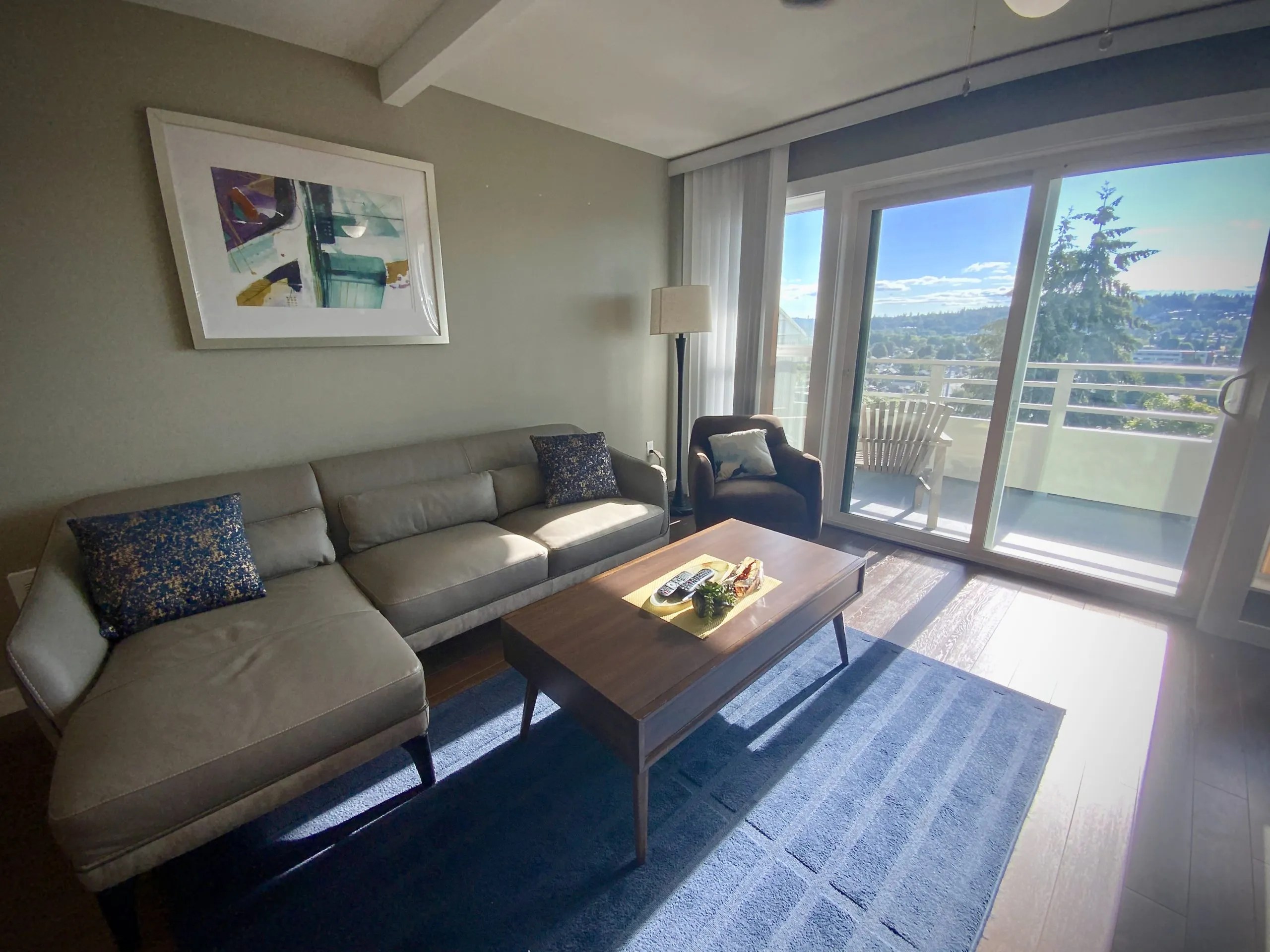 Stylish Sunrise Suites Highlander in Renton Valley with Lake