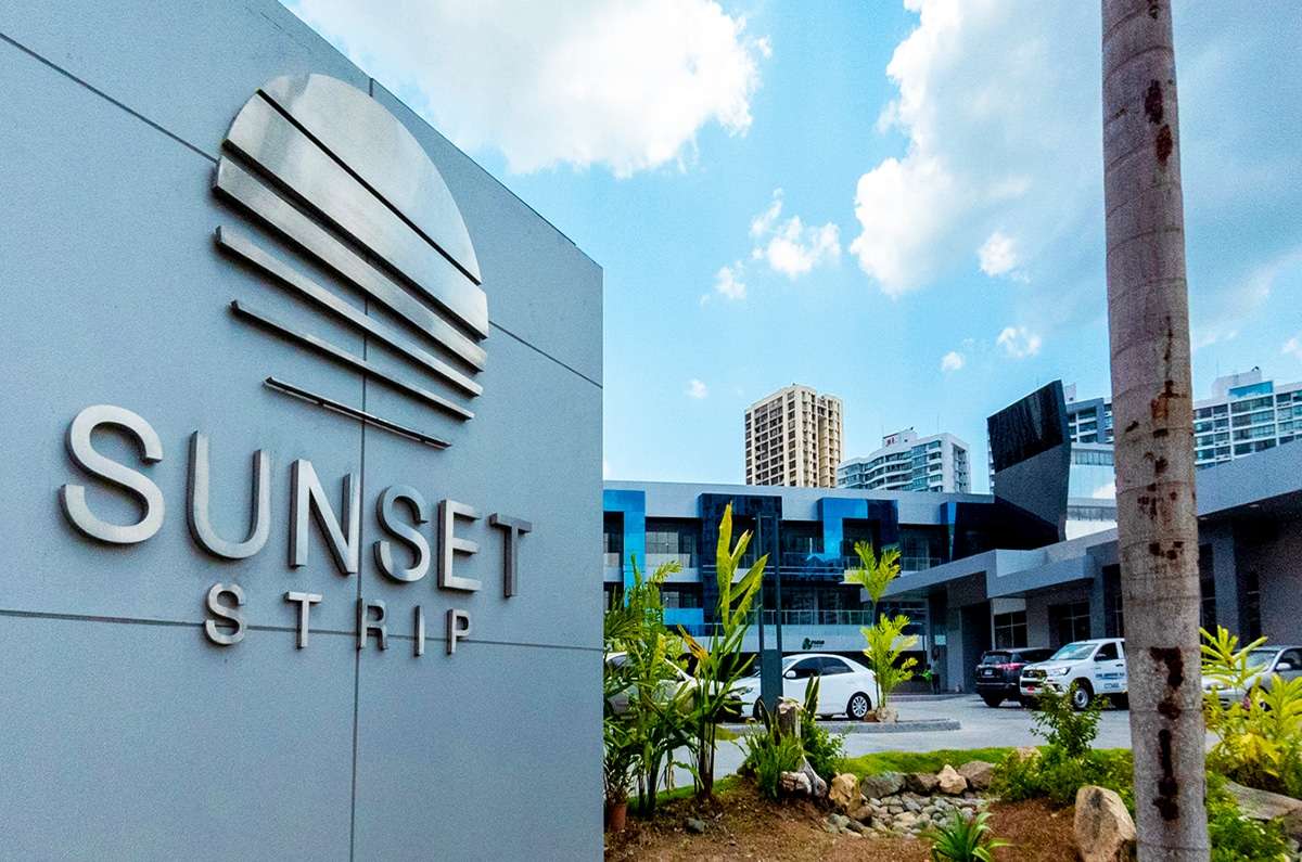 Locales Comerciales y Oficinas — Sunset Strip Plaza Vía Israel