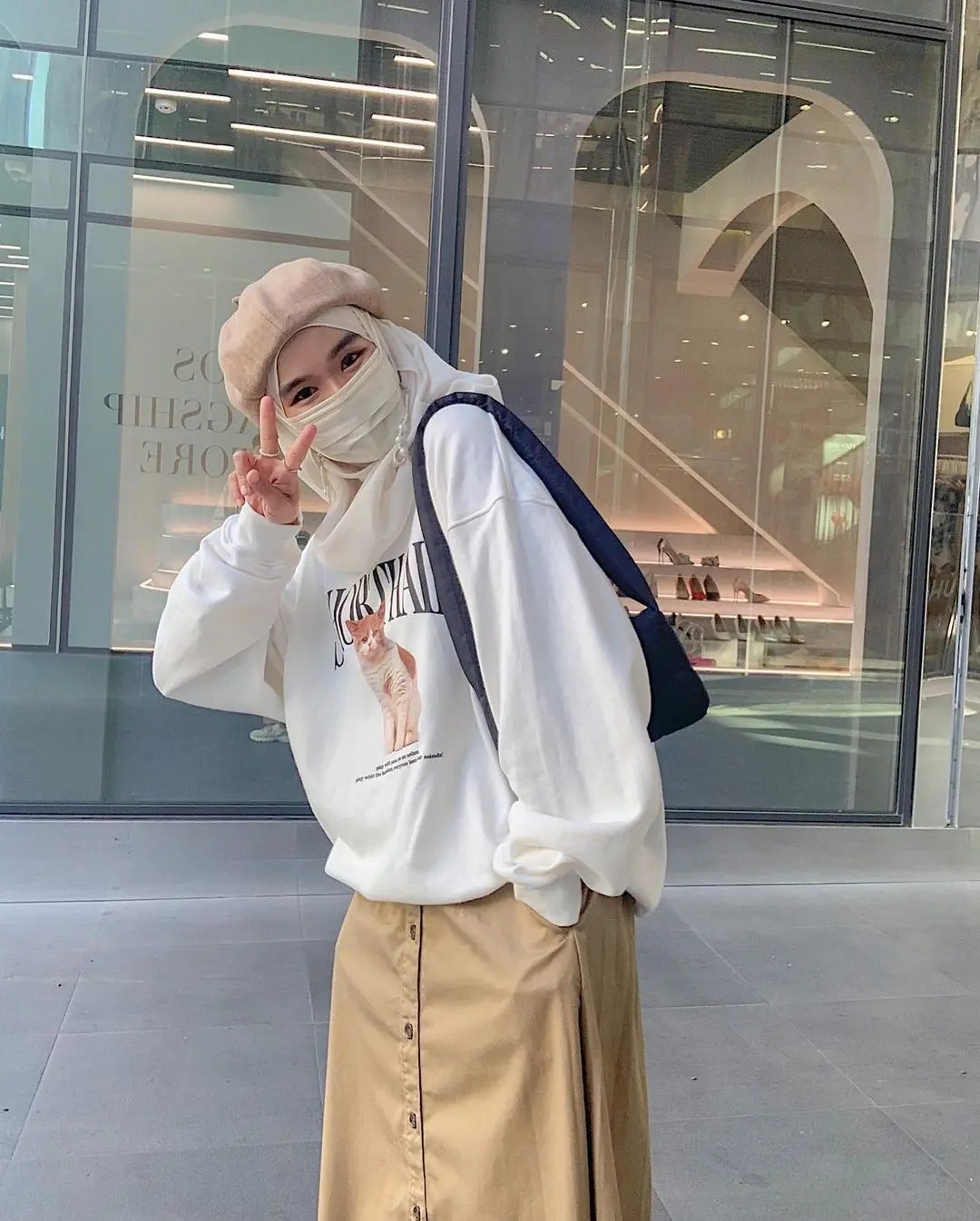 17 Inspirasi OOTD Style Hoodie Hijab yang Stylish & Modis 2023
