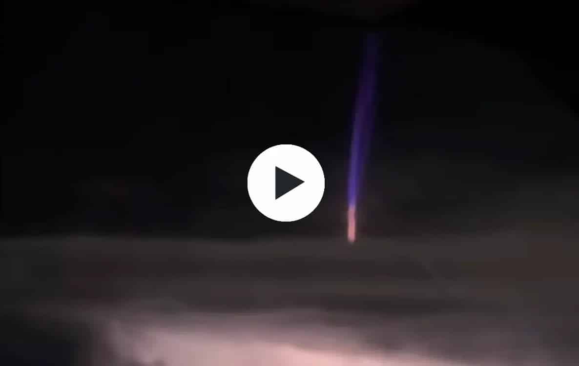 Pilot captures super rare 'gigantic jet' phenomenon on film