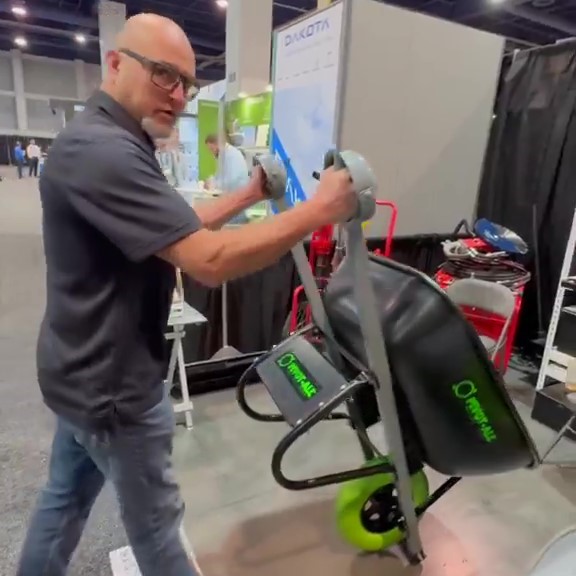 Pivoting wheelbarrow handles for easier dumping - Superinnovators