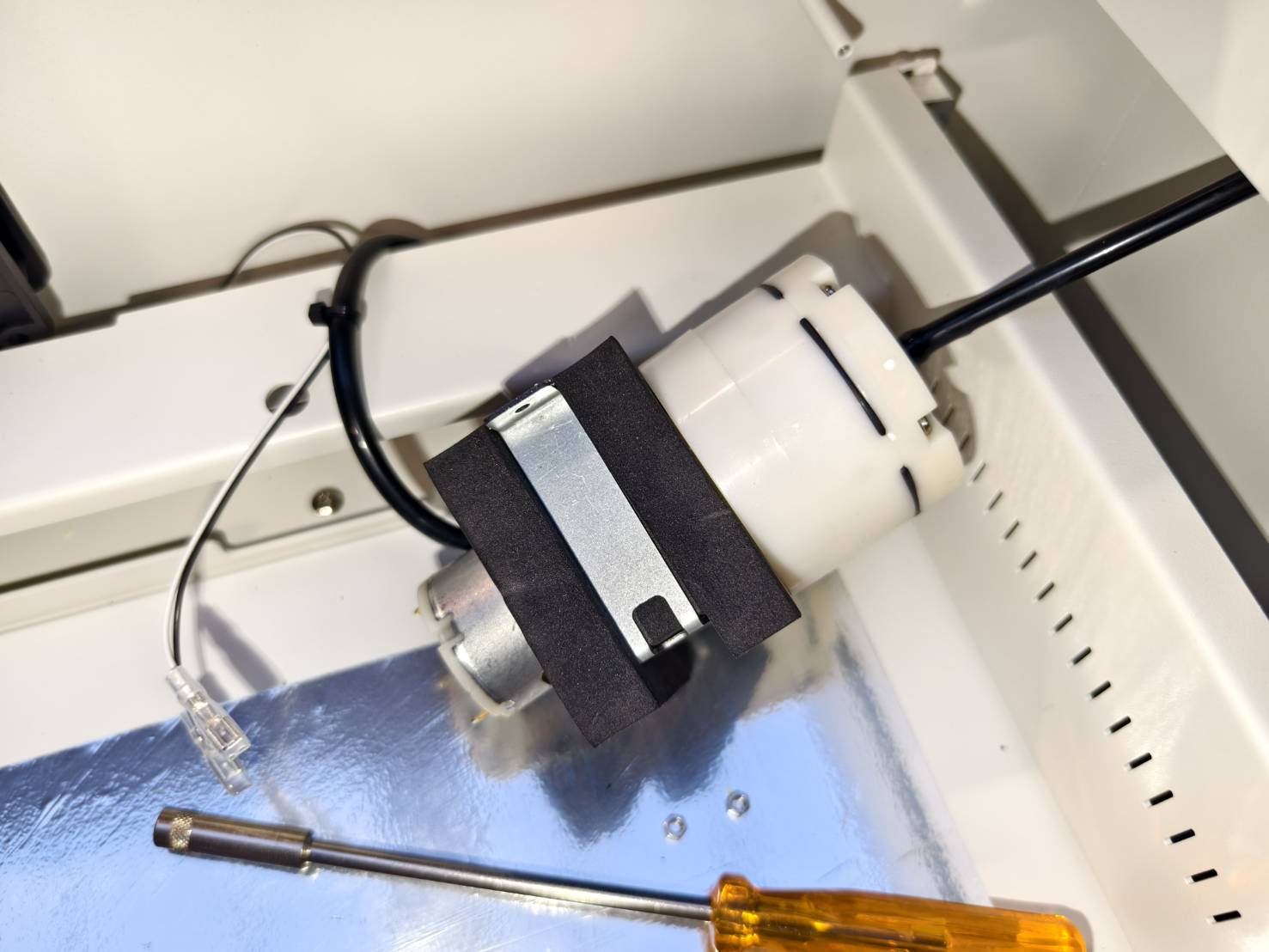 Ador - Anleitung zum Austausch der Luftpumpe – FLUX Help Center