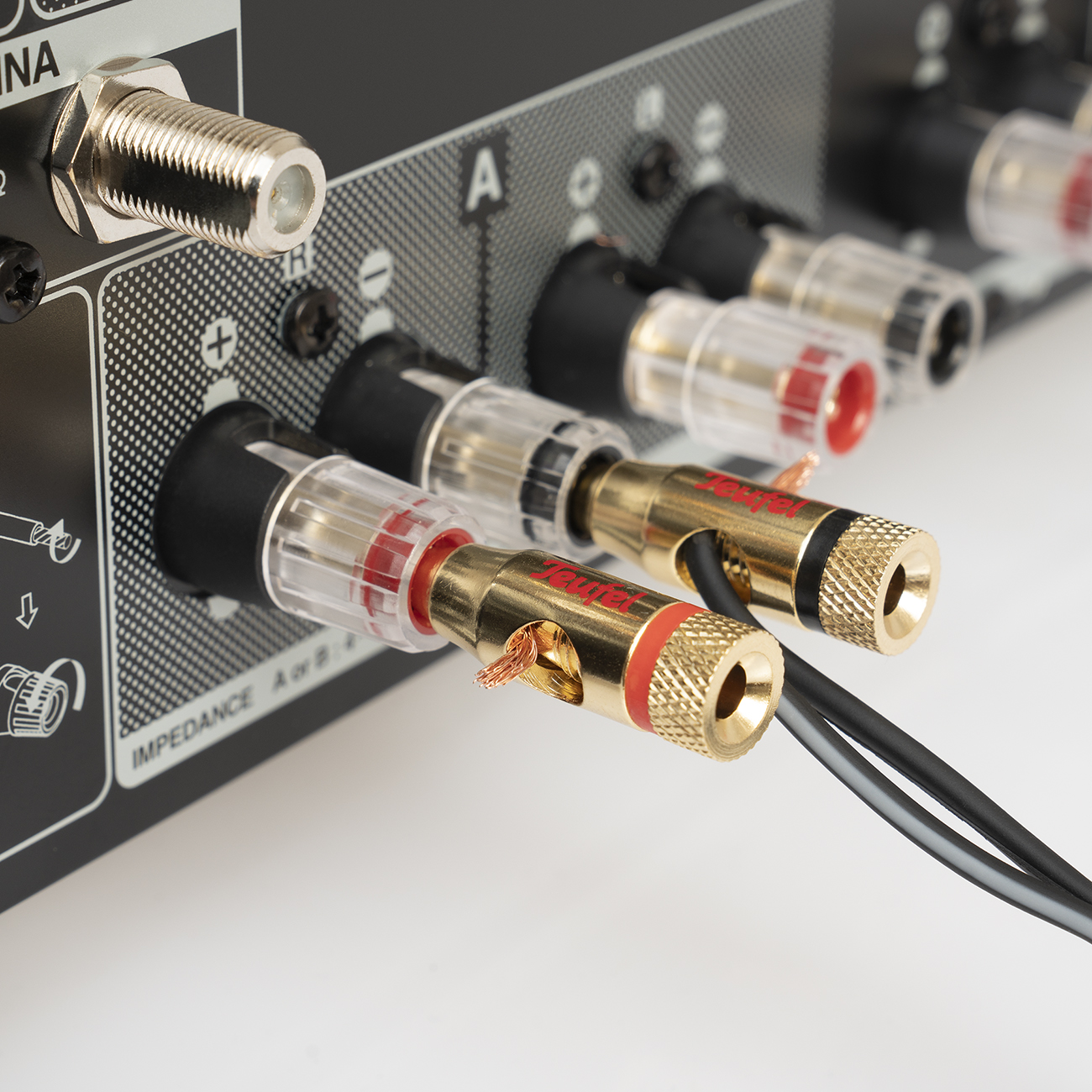 Wie montiere ich Bananenstecker richtig? – Teufel Support