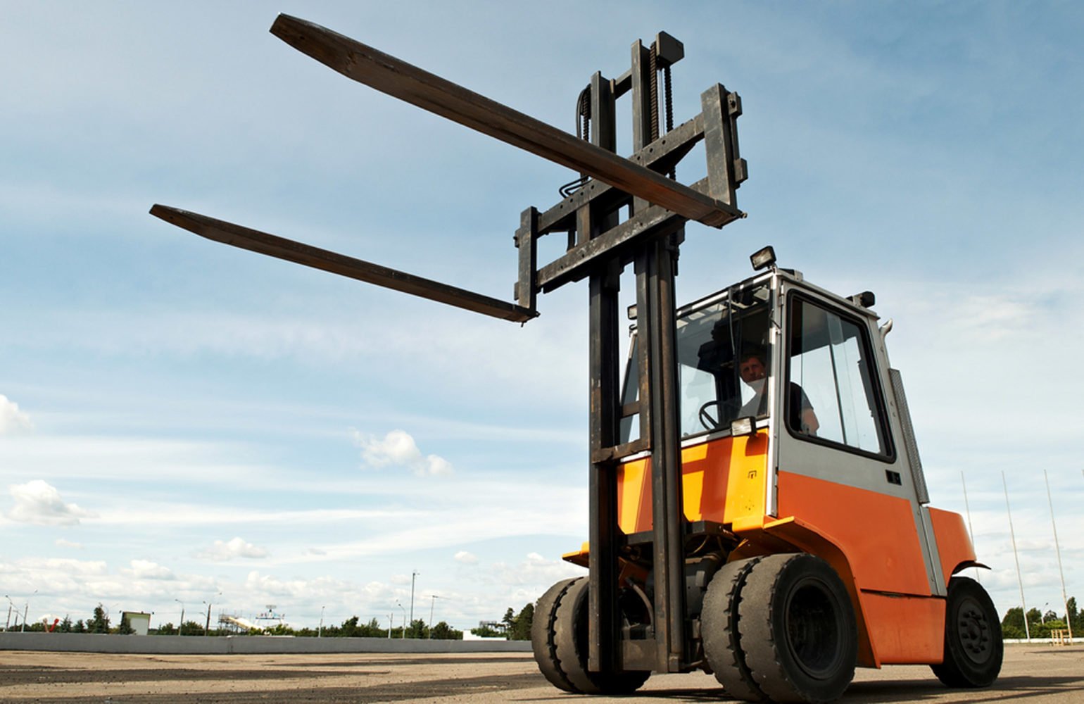 Tips Perawatan Forklift Mengetahui Kapan Waktu yang Tepat Untuk Penggantian Ban Forklift