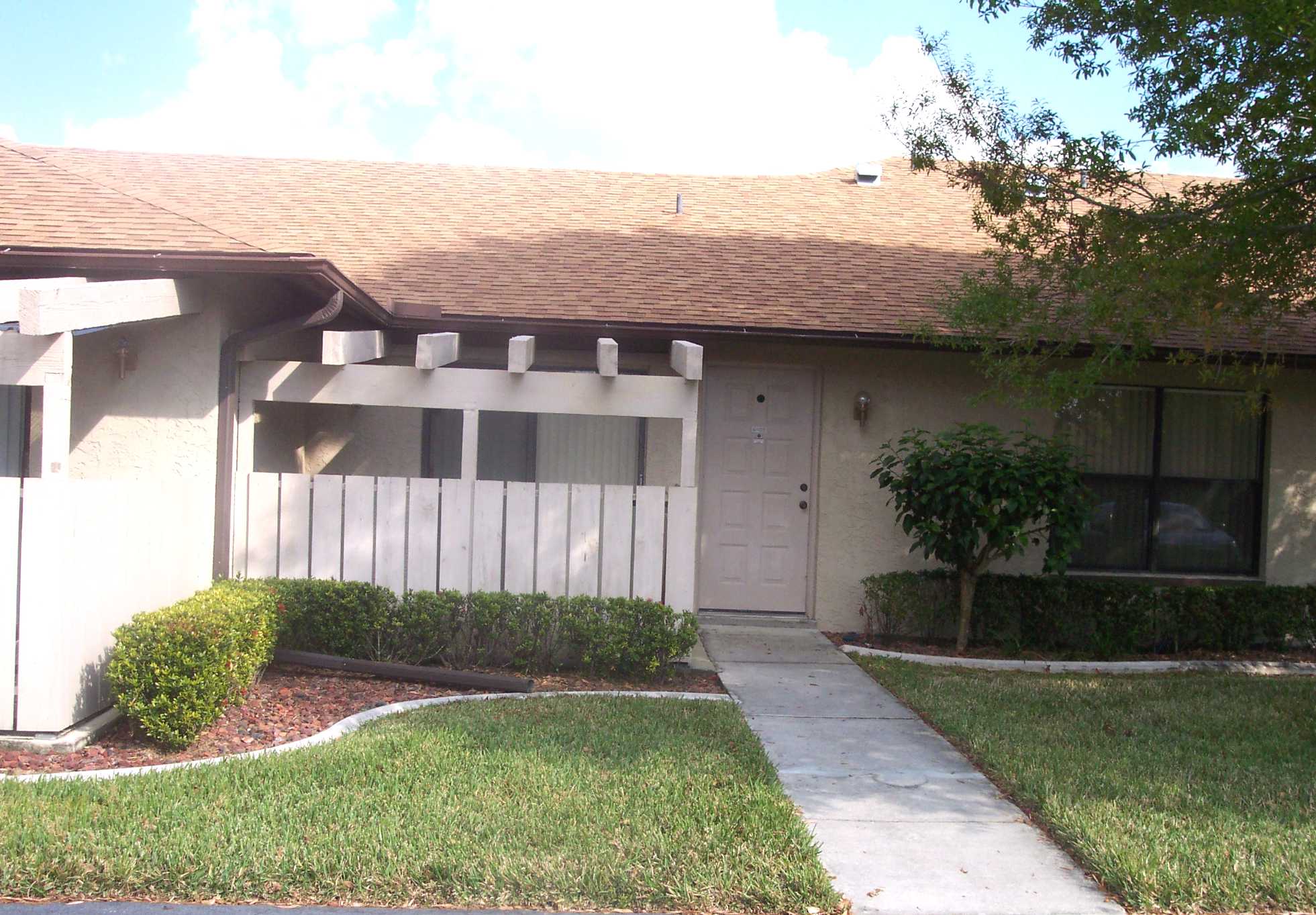 Lovely villa in Bay Pointe Yacht & Racquet Club for sale