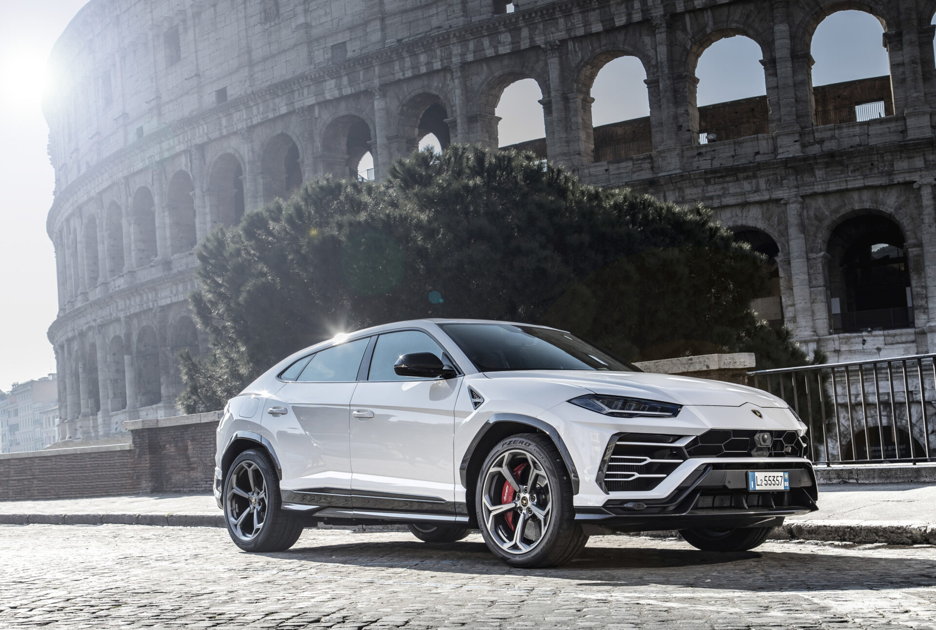 Lambo Urus specs Top Speed, Horsepower, MSRP Cost, engine, weight