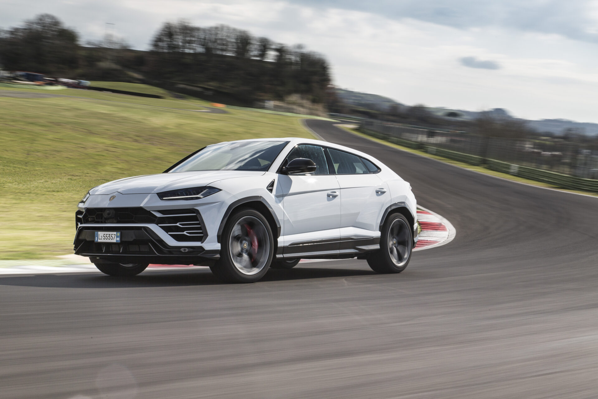 Lambo Urus specs Top Speed, Horsepower, MSRP Cost, engine, weight