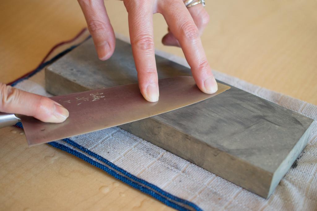 How to Sharpen Japanese Kitchen Knives Japanese Hand Tools Suzukiya