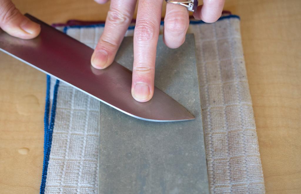 How to Sharpen Japanese Kitchen Knives Japanese Hand Tools Suzukiya