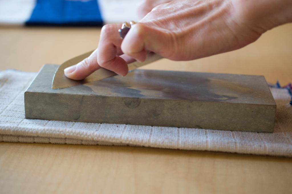 How to Sharpen Japanese Kitchen Knives Japanese Hand Tools Suzukiya