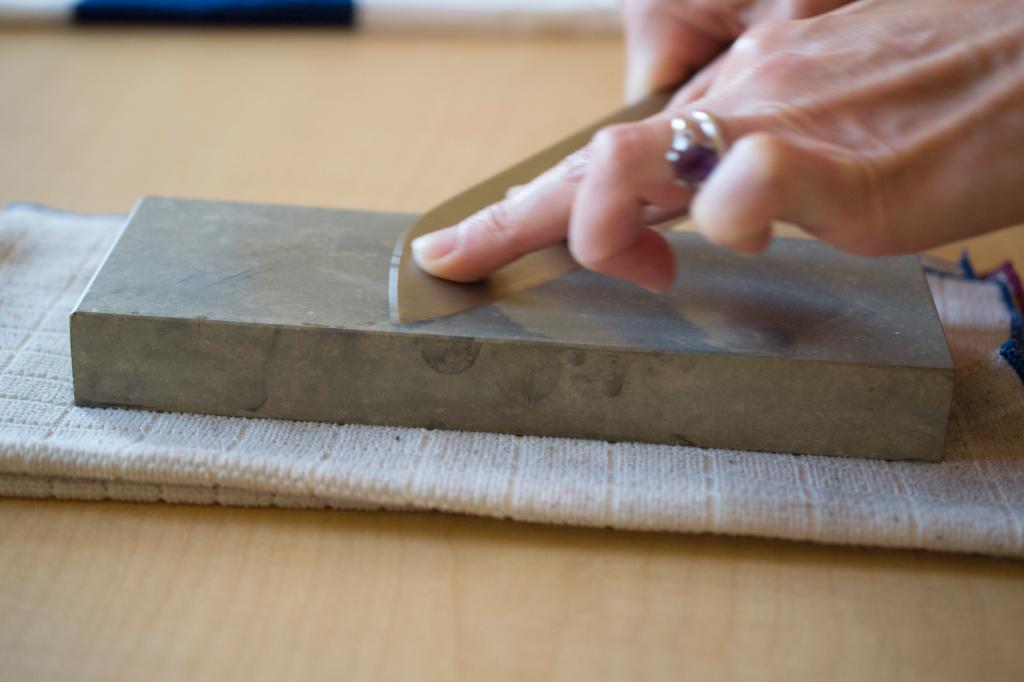 How to Sharpen Japanese Kitchen Knives Japanese Hand Tools Suzukiya