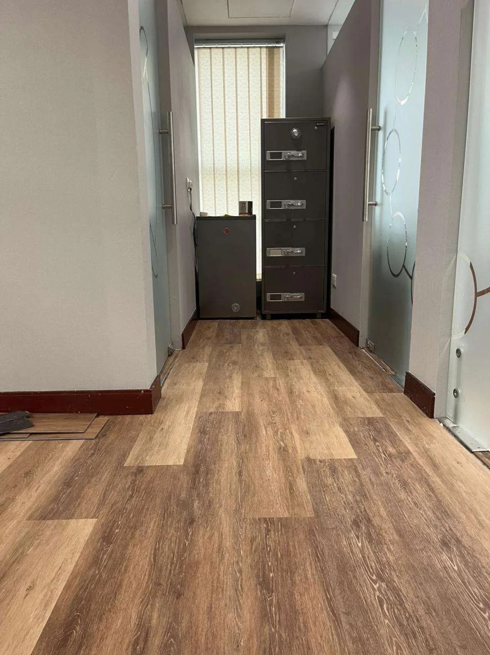 SPC FLOORING INSTALLER IN DUBAI 0509221195