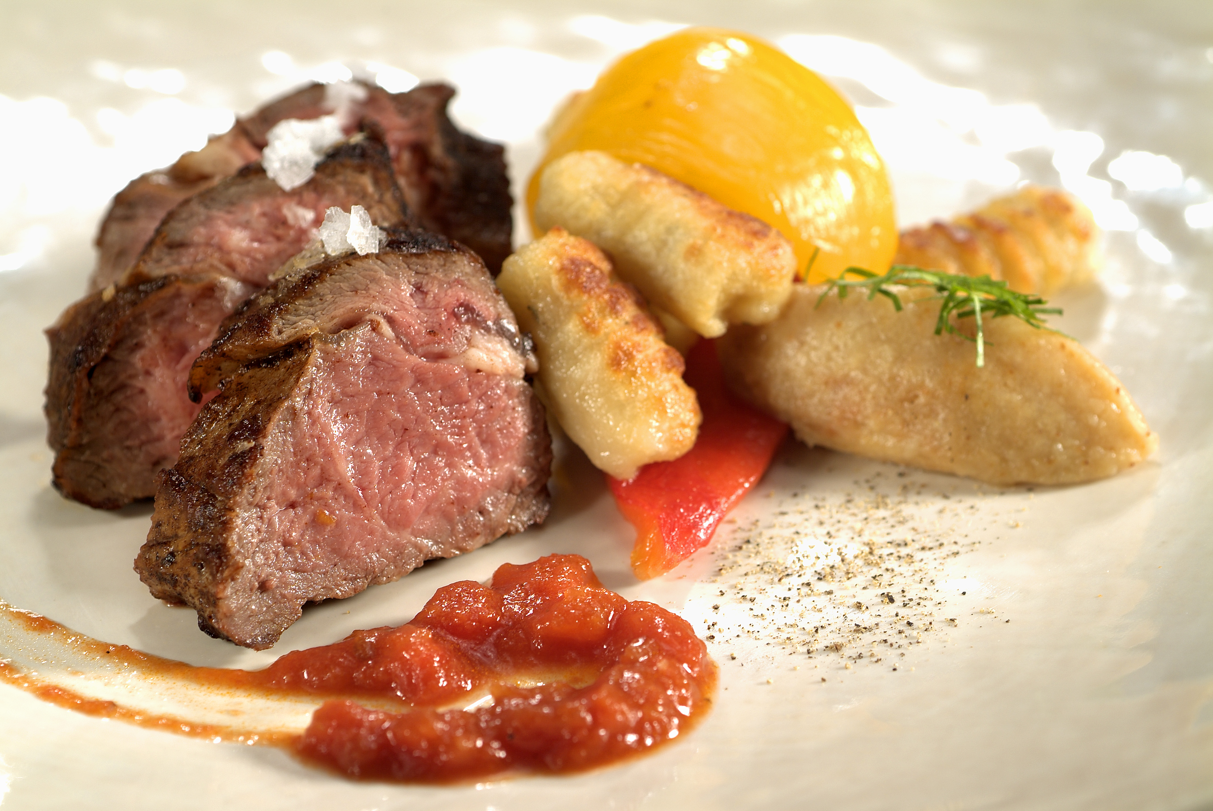 Helstekt Lammentrecôte Med Vitlökssås, Paprika Och Getostgnocchi | Svenskt  Kött