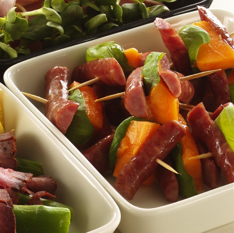 Kabanossbitar Och Frukt På Tandpetare | Svenskt Kött