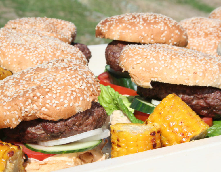 Hamburgare Med Bröd Och Tillbehör | Svenskt Kött