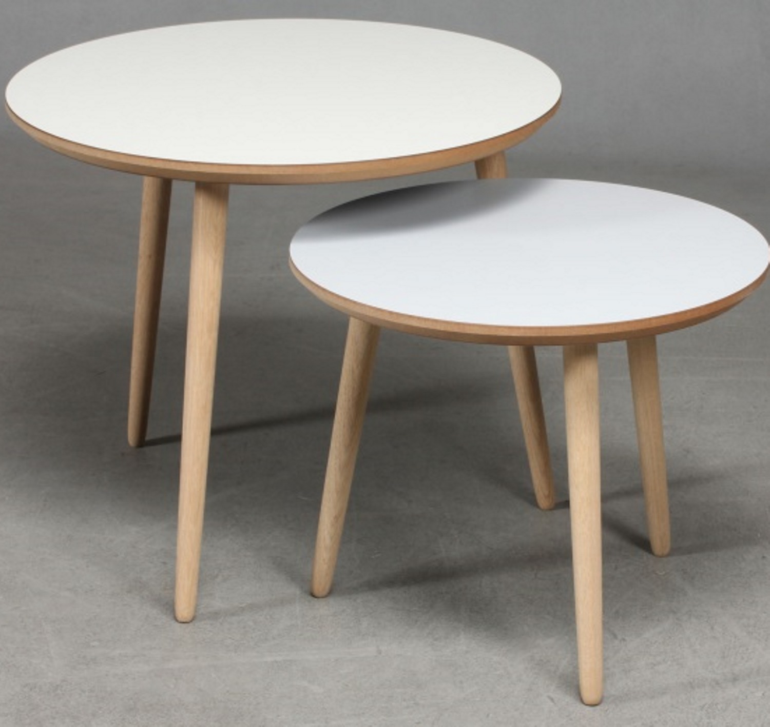 Sofabord, hvid laminat, ege ben, ø 60 cm Sofaborde i laminat, finer, malet og linoleum FURBO Aps