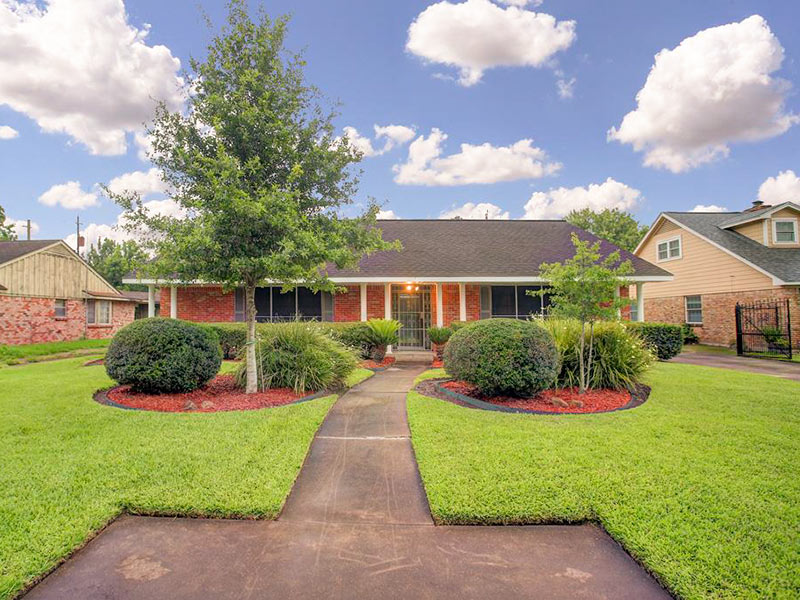 Swamplot Sponsor This 4Bedroom Colonial Ranch in Glenbrook Valley