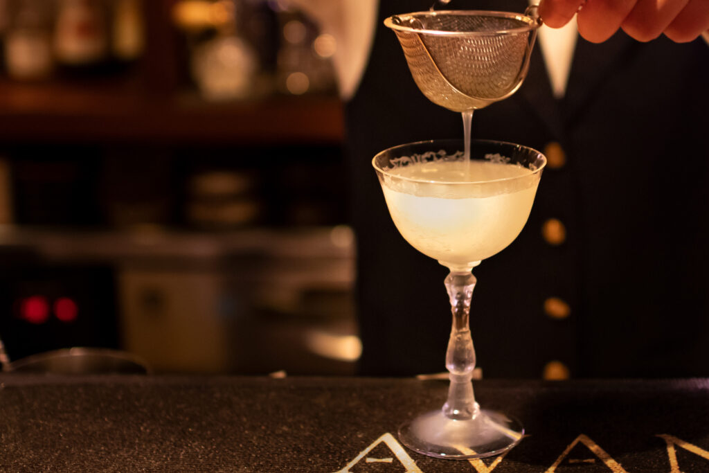 ホワイトレディ White Lady – バーテンダーが教えるカクテルレシピ Mixthecocktail Discover The Classic #2 – 新井加菜とホワイトレディ – Swan Lab