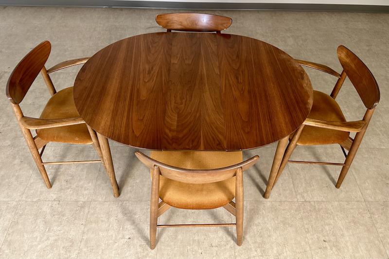 Broyhill Brasilia Round Dining Set with 4 Chairs 4 Chairs Sweet