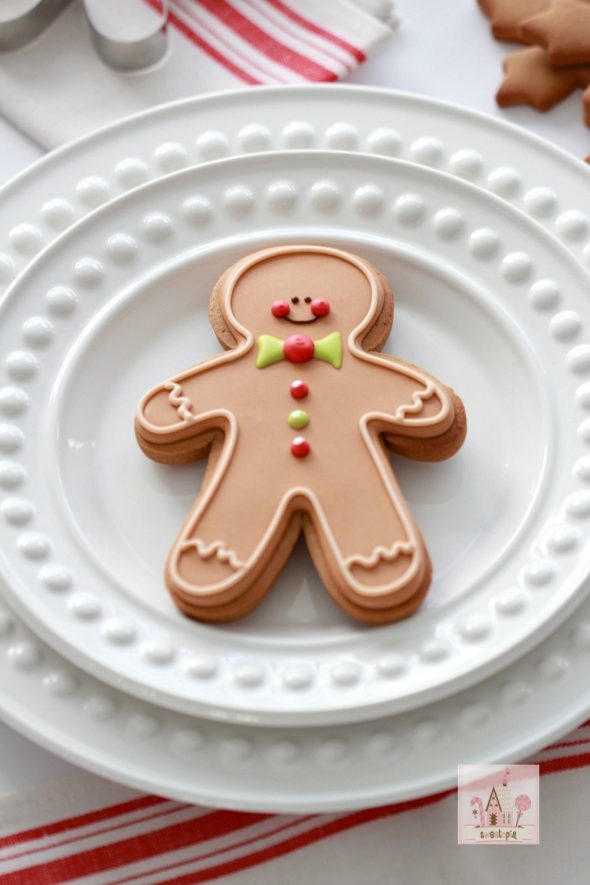 (Video & Recipe) How to Make Gingerbread CutOut Cookies & Decorate Gingerbread Men with Royal