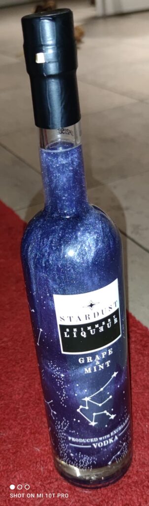 Get happy with Stardust Shimmery. Dem Wodka Liquer in Blau mit Trauben und Minze Geschmack