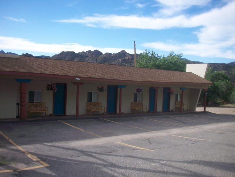 Motel & Cabins Sweetwater River Resort