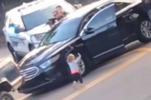 両手を上げて歩く幼児に警官が銃を向ける？米で撮影された動画がショッキング