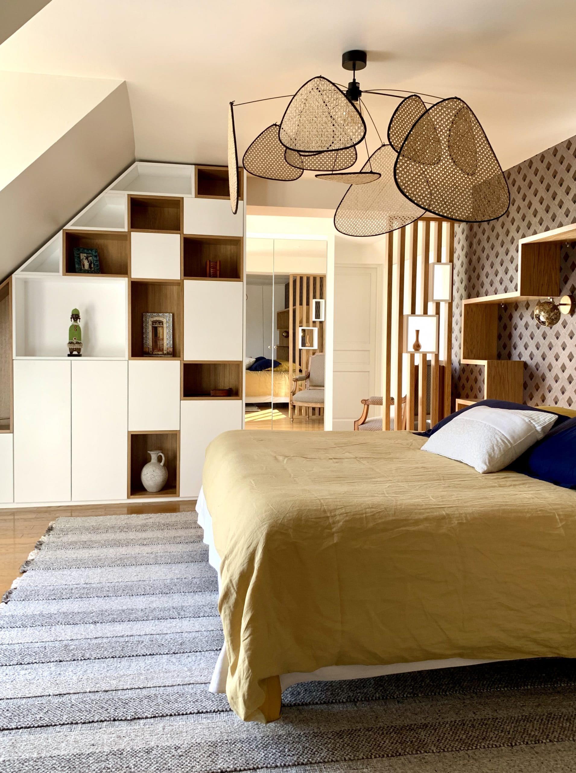 Une grande chambre parentale chic aux multiples rangements