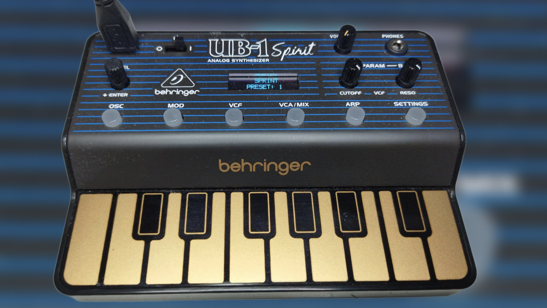 Behringer UB1, portable 49 Oberheim OB1 inspired analog Synthesizer